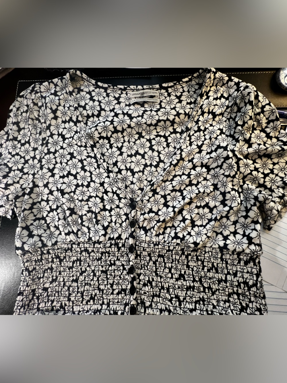URBAN OUTFITTERS BLACK & WHITE FLORAL SMOCKED CROP TOP.  LARGE.  VISCOSE - Picture 6 of 7